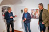 Norbert Kottmann (l.)  und Tobias Miersch (M.), die Vorsitzenden des Naumburger Kunstvereins, mit Felix M. Böcker, der die Mappe 2016 erworben hat. 