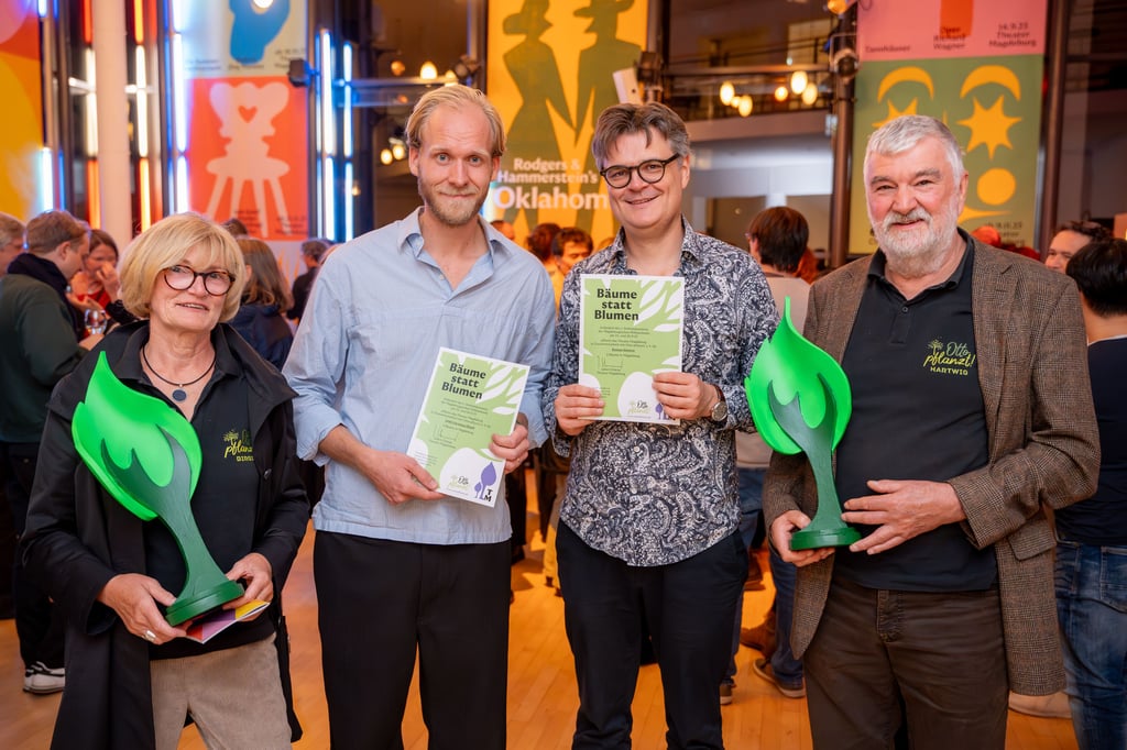 Birgit Habenicht und Hartwig Haase (r.) vom Verein „Otto pflanzt“ übergeben Genralmusikdirektor Christian Øland (2.v.l.) und Solist Roman Simovic die Urkunden über die Baumspenden am Opernhaus des Theaters Magdeburg.