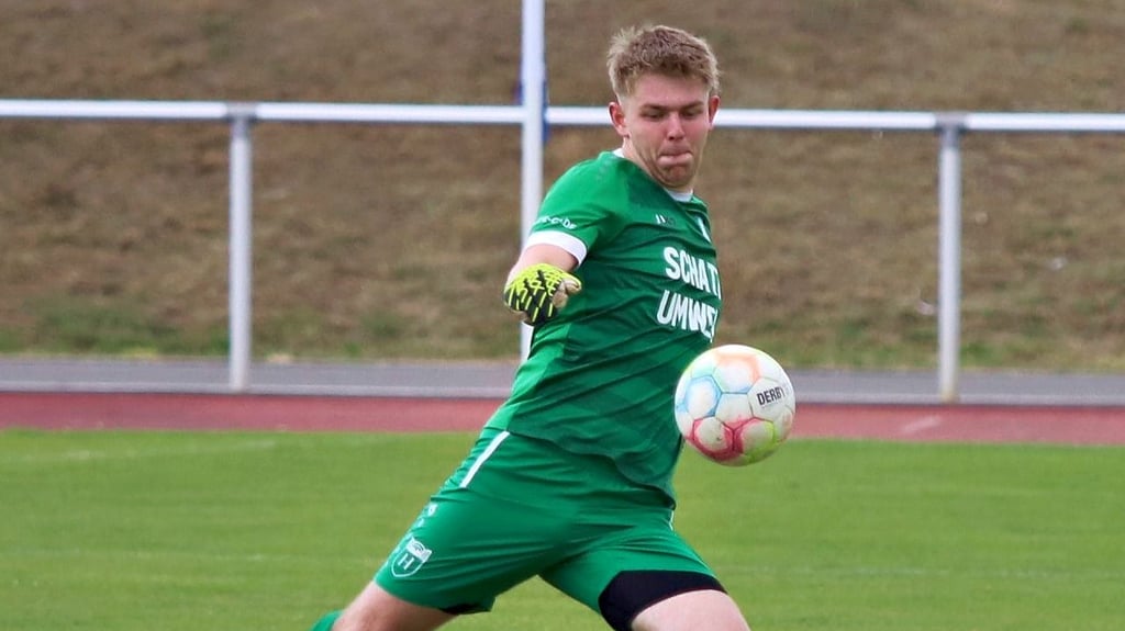 Der 18-jährige Lukas Gröger steht beim VfB Sangerhausen im Tor.
