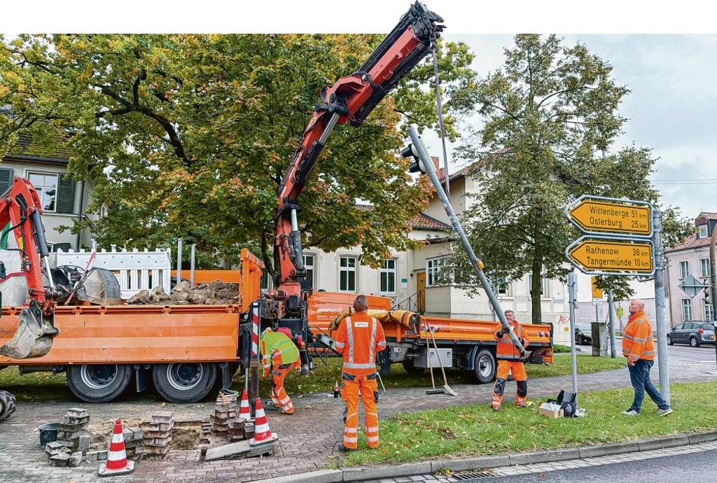 Mitarbeiter einer Spezialfirma aus Gera arbeiten an der Ampelanalge an der Kreuzung Nachtigalplatz in Stendal.