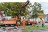 Mitarbeiter einer Spezialfirma aus Gera arbeiten an der Ampelanalge an der Kreuzung  Nachtigalplatz in Stendal.