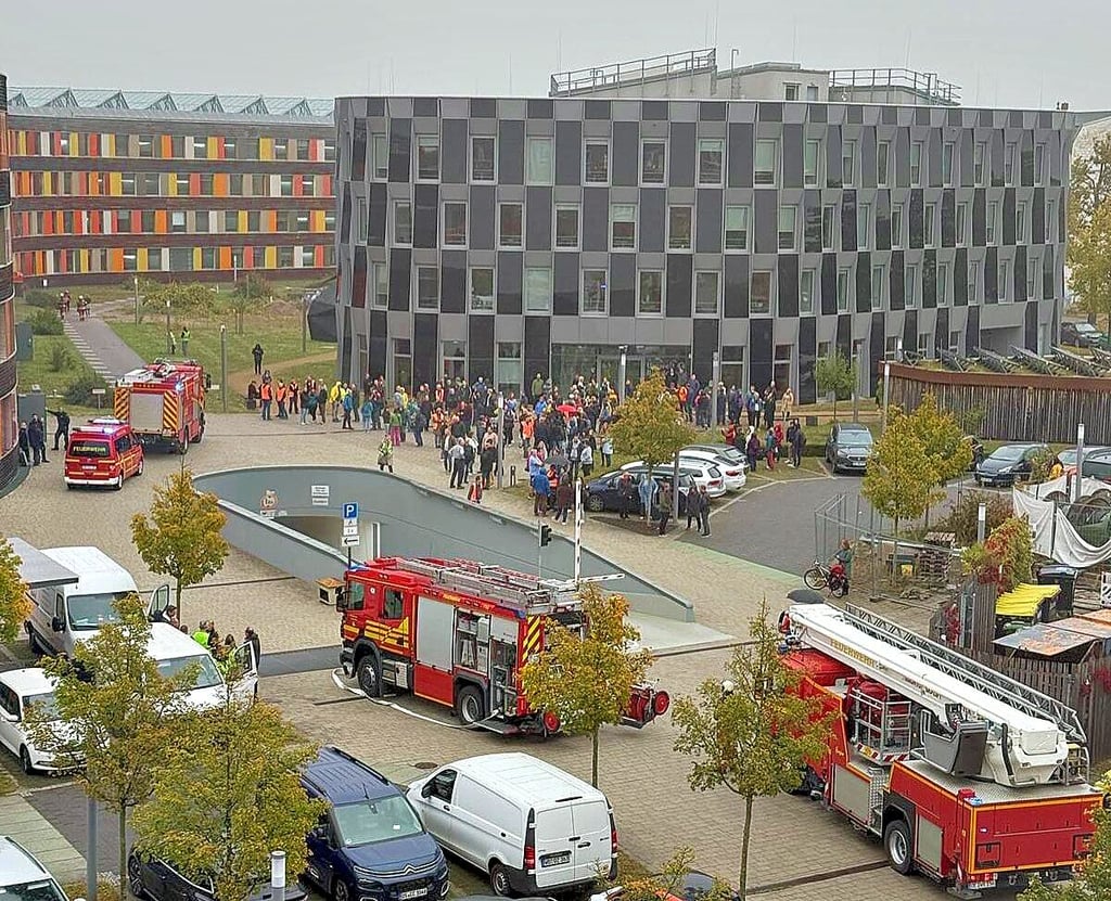Das Umweltbundesamt in Dessau ist evakuiert, zahlreiche Feuerwehrautos stehen vor dem Gebäude.