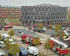 Das Umweltbundesamt in Dessau ist evakuiert, zahlreiche Feuerwehrautos stehen vor dem Gebäude. 