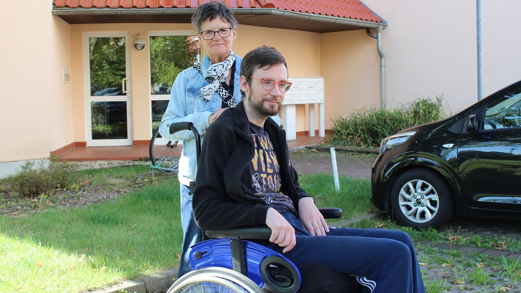Christian Ernst und Mutter Kerstin haben den Antrag für einen E-Fix-Antrieb am Rollstuhl genehmigt bekommen. In Kürze kann der Motor angebaut werden, der Christian Ernst ein Stück Selbstständigkeit zurückgibt.