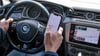 Bloß nicht ablenken lassen: So bleiben Sie beim Autofahren konzentriert.