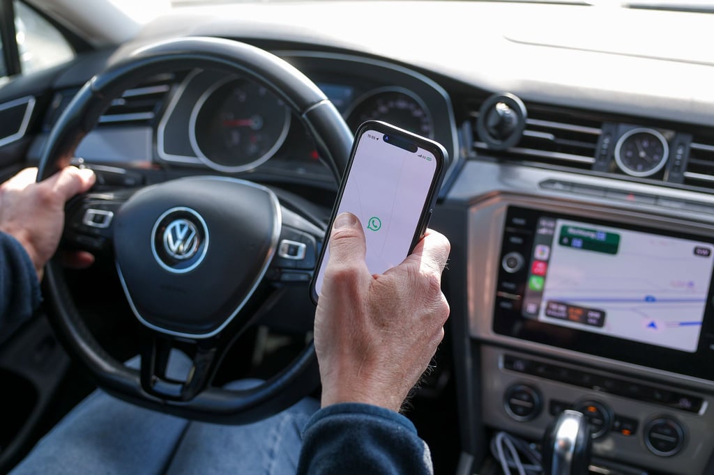 Bloß nicht ablenken lassen: So bleiben Sie beim Autofahren konzentriert.