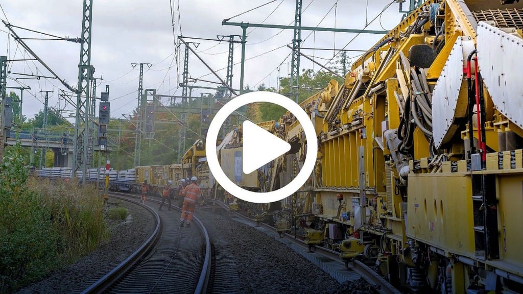 20 bis 30 Menschen arbeiten an der Gleisbaumaschine RU 800 S von Swietelsky, die den Schienenstrang um Wittenberg erneuert.