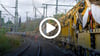 20 bis 30 Menschen arbeiten an der Gleisbaumaschine RU 800 S von Swietelsky, die den Schienenstrang um Wittenberg erneuert.  