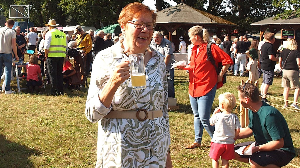 Helga Lechler war mit ihren 90 Jahren, die man ihr bei weitem nicht ansieht, die älteste Besucherin beom Neulinger Kartoffeltag. Lustig prostete sie anderen zu.
