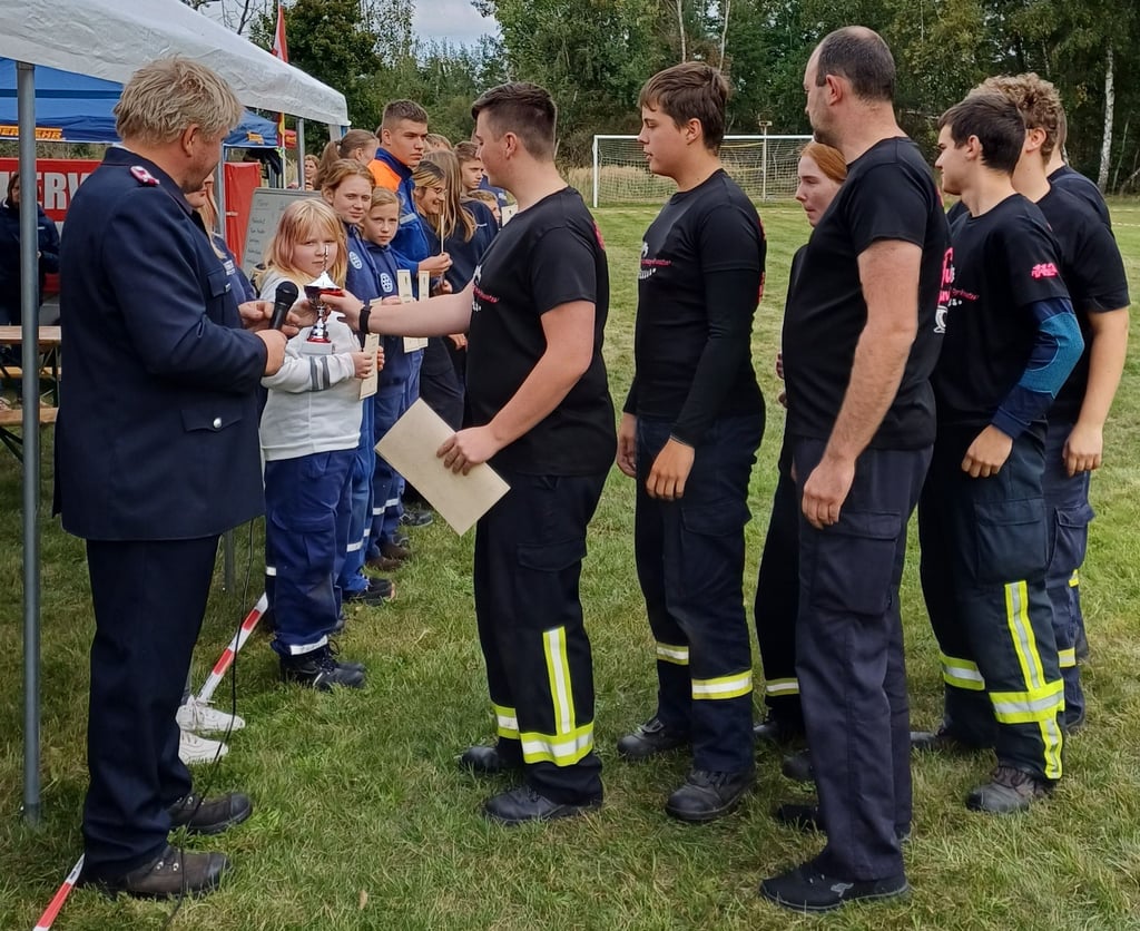 Klüdens Ortswehrleiter Roy Martini überreicht die Pokale.