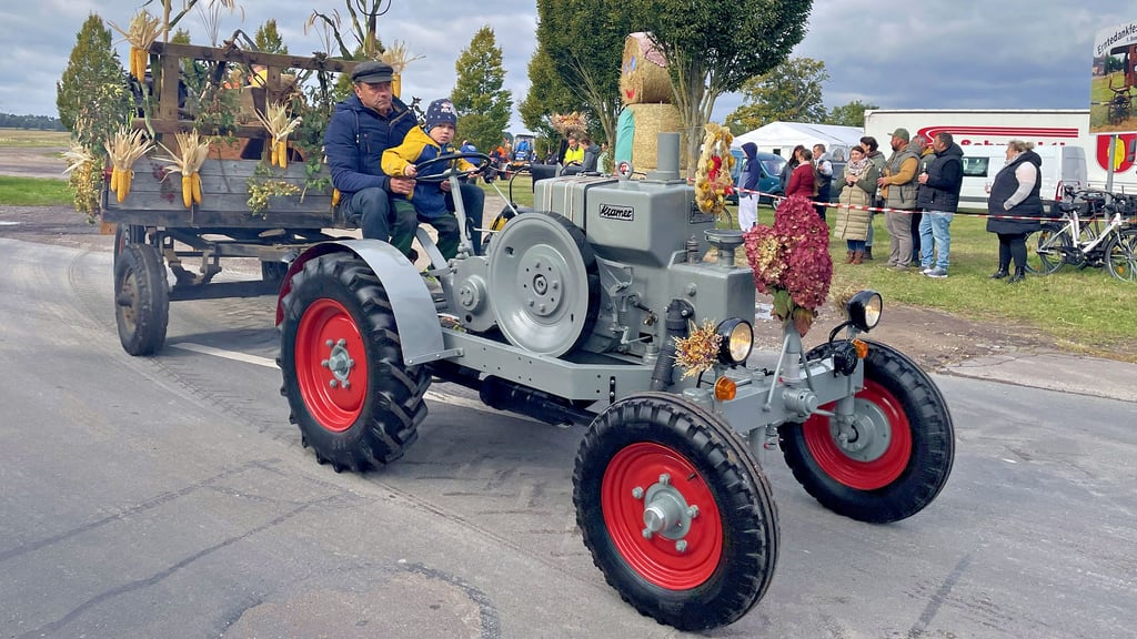 Oldtimer, wie hier ein liebevoll herausgeputzter „Kramer“, bildeten einen Kontrast zu den vielen modernen Traktoren, die im Erntedankfest-Umzug in Kleinwusterwitz beteiligt waren.