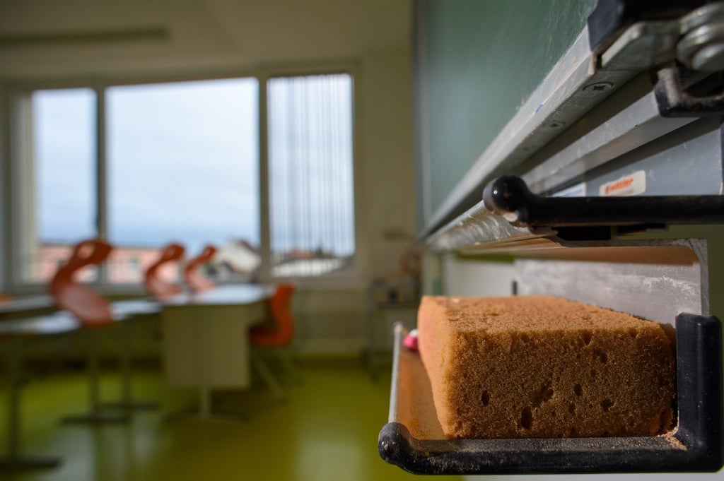In Sachsen-Anhalt werden seit einigen Jahren weniger Kinder geboren - das wirkt sich auf das Schulnetz aus. (Archivbild)