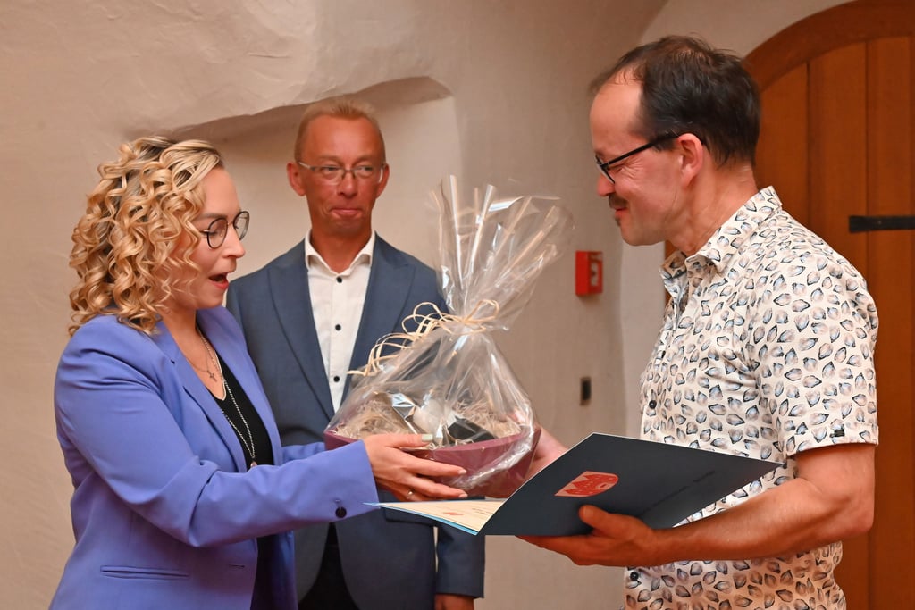 Bürgermeisterin Grit Matz und Ortsbürgermeister Silvio Lanz ehren Matthias Hülle (rechts).