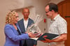Bürgermeisterin Grit Matz und Ortsbürgermeister Silvio Lanz ehren Matthias Hülle (rechts).