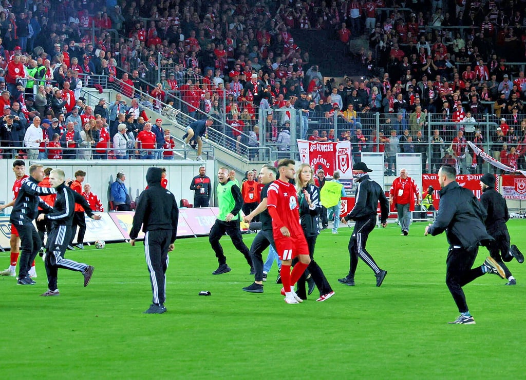 Die Ausschreitungen nach dem Derby des HFC gegen die BSG Chemie Leipzig beschäftigen auch die Polizei.