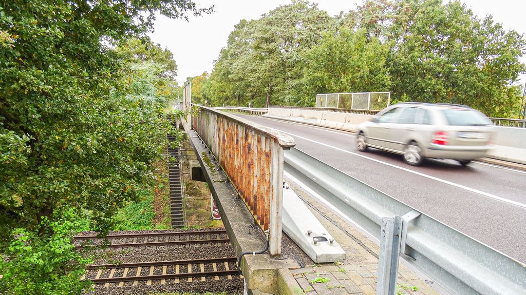Ein paar Jahre muss die Eisenbahnbrücke zwischen Eickerhöfe und B189 in der Verbandsgemeinde Seehausen (Landkreis Stendal) noch durchhalten. Das Land ist optimistisch.