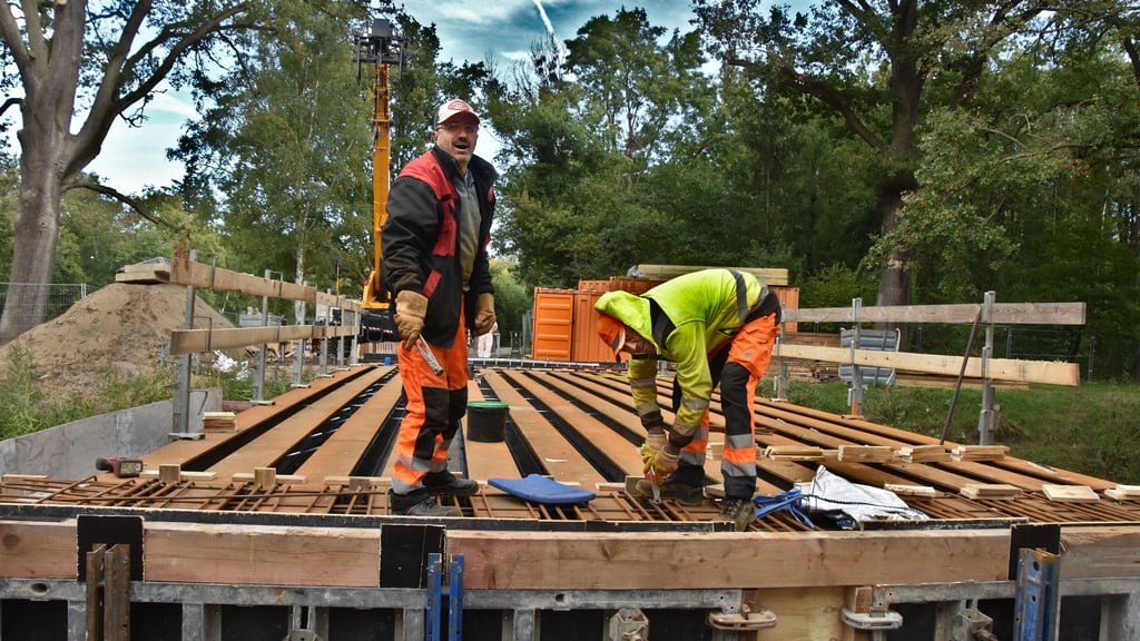 Beim Neubau der Möller-Brücke im Biosphärenreservat Drömling in Kämkerhorst gibt es einige Hindernisse. Die Brückenbauarbeiter der Firma Ost-Bau bereiten die Betonarbeiten vor.