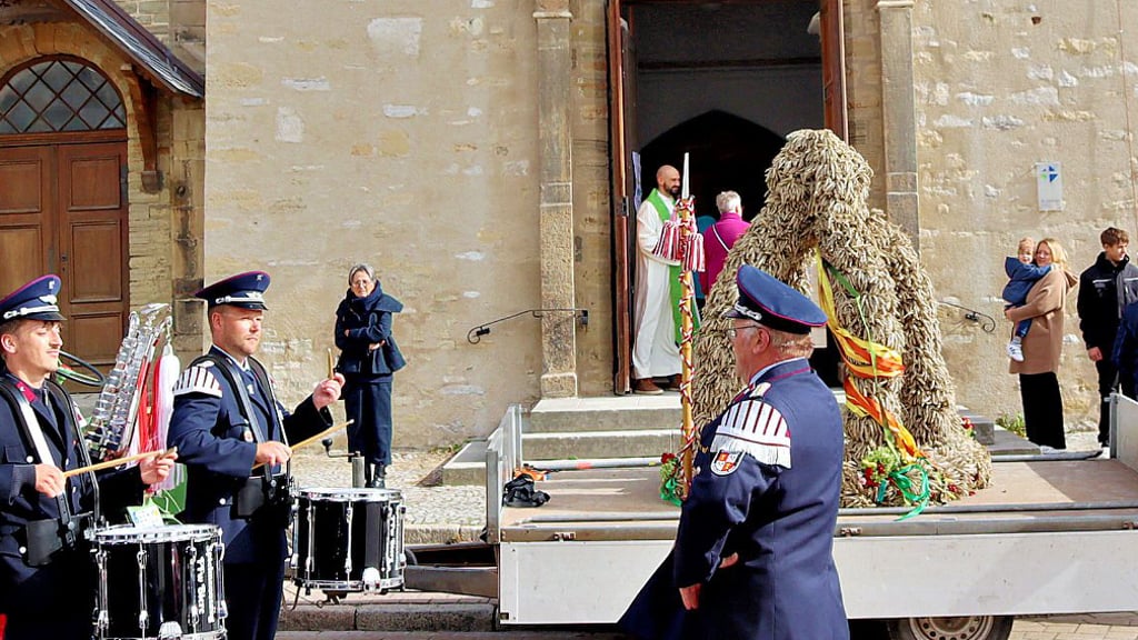 Der Spielmannszug der Feuerwehr begleitete den Transport der Erntekrone zur Kirche.