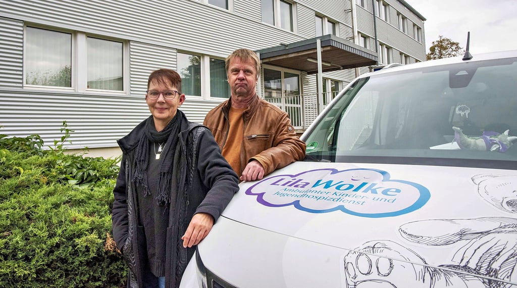 Annett Simroth, Leiterin der Lila Wolke, und Christian Schmidt, Familienbegleiter, vor dem neuen Domizil in der Brauereistraße 13.