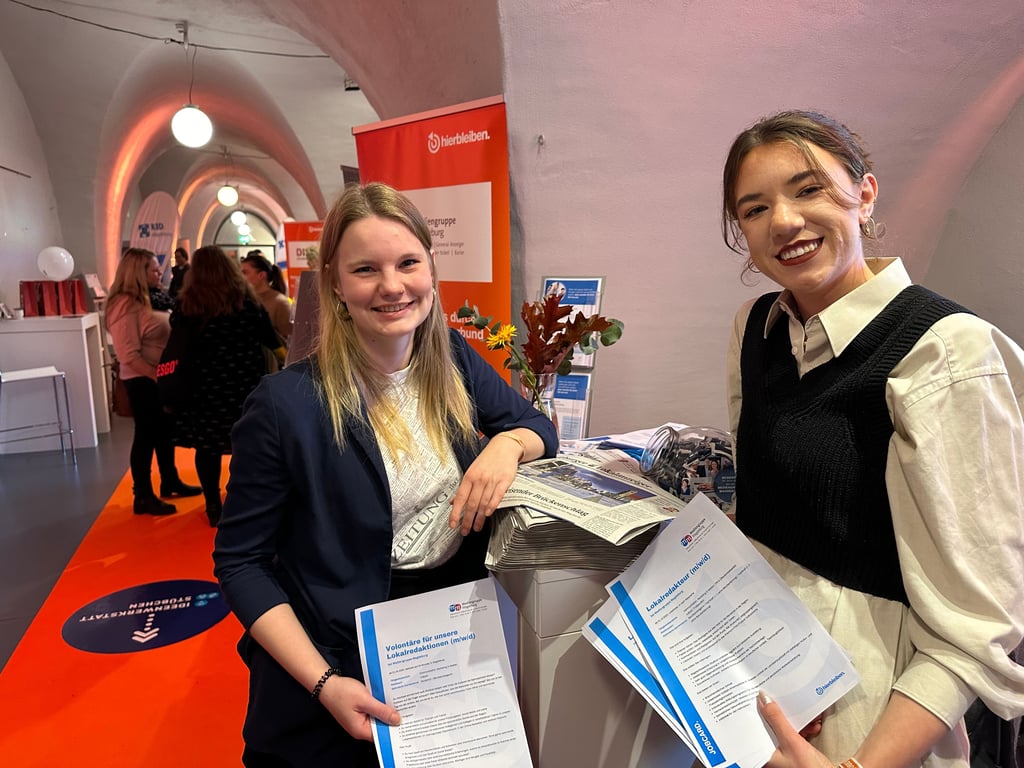 Jobevent Hierbleiben in Magdeburg mit einem Stand der Volksstimme, hier mit den Reporterinnen Romy Bergmann (links) und Lena Bellon.