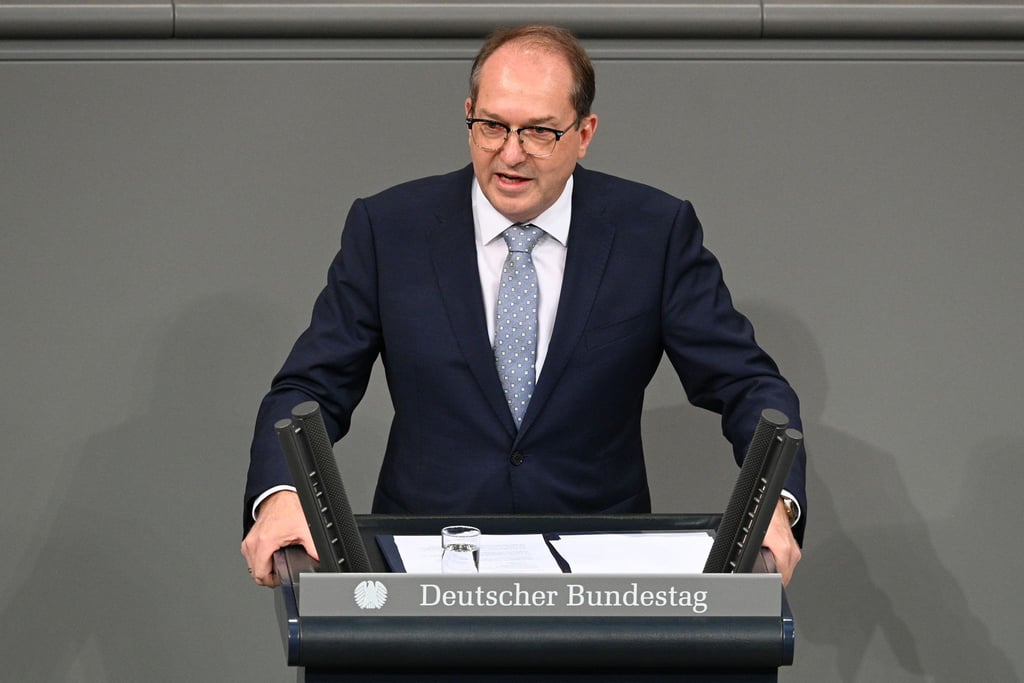 Innenminister Dobrindt warnt vor Anreizen für illegale Migration.