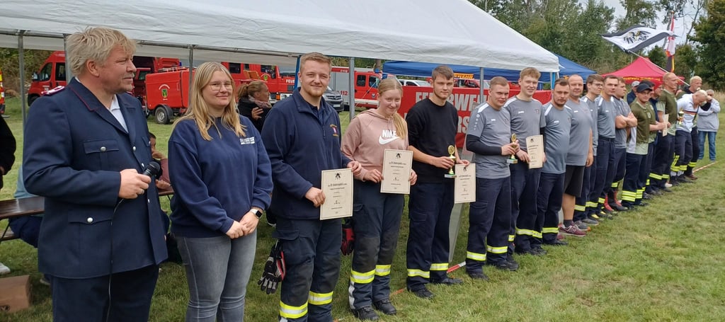 Ortswehrleiter Roy Martini (l.) und Oberfeuerwehrfrau Linda Peters (2.vl.) bedanken sich bei allen Mitwirkenden und Helfern des Wettkampfes.
