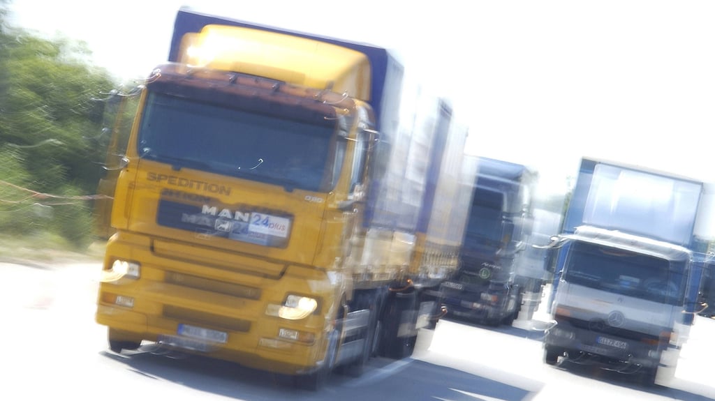 Ein Lkw rammt ein Dach, Kinder spielen nur noch mit Angst. In Alberstedt wächst die Wut über den Umleitungsverkehr. Warum Behörden trotzdem zögern, Maßnahmen zu ergreifen.