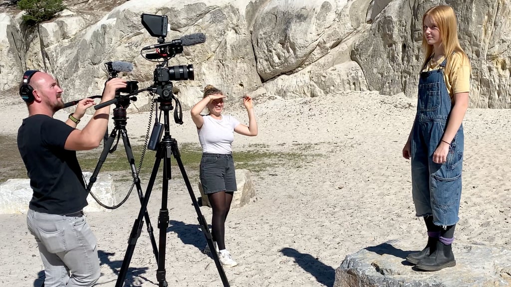 Schauspielerin Lilli Falk stand für die neueste Mission in der -Abenteuer-App zum Film „Woodwalkers“ noch einmal in Blankenburg (Harz) vor der Kamera. Der Originalfilm war bereits 2023 unter anderem in den Sandhöhlen in Blankenburg gedreht worden.