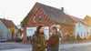Der alte Dorfkonsum in Gutenswgen hat schon lange geschlossen. Nun soll aus dem Haus ein sozialer Treffpunkt werden. Katharina Krenz und Jana Öhlschläger (rechts) engangieren sich für die Idee. 