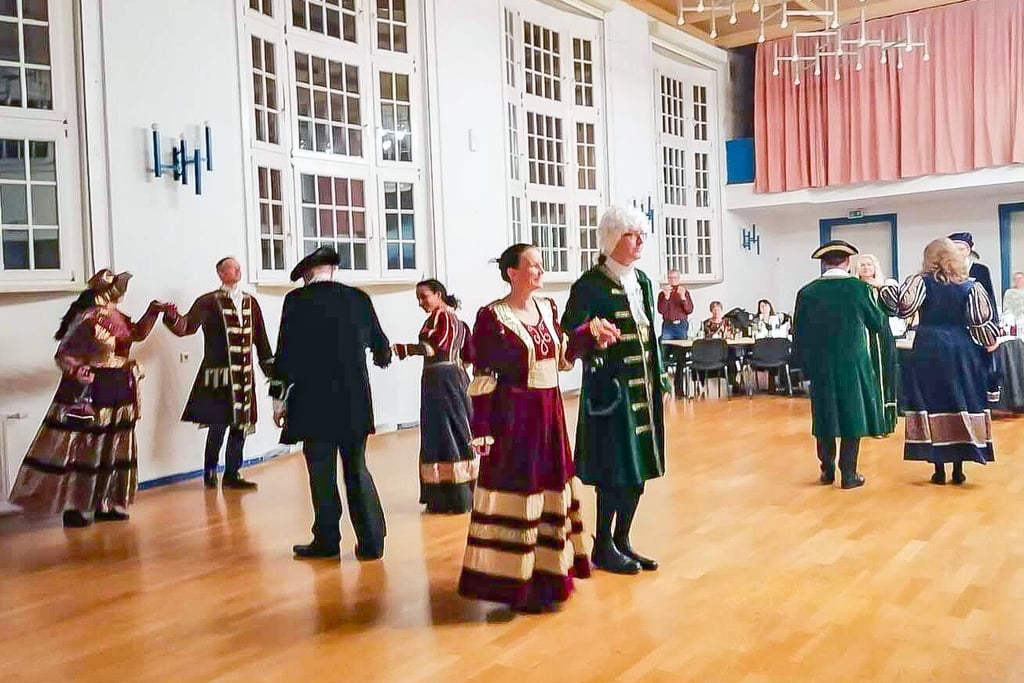 Auch für besondere Aktionen sind die Mitglieder des Tanzclubs Grün Weiß Zeitz zu haben. So übten sie ein Menuett, einen historischen Tanz, den sie auch beim diesjährigen Schlossfest in Droyßig präsentierten. Die Kleidung bekamen die Tänzer vom Verein Historische Kostüme in Droyßig.