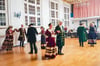 Auch für besondere Aktionen sind die Mitglieder des Tanzclubs Grün Weiß Zeitz zu haben. So übten sie ein Menuett, einen historischen Tanz, den sie auch beim diesjährigen Schlossfest in Droyßig präsentierten. Die Kleidung bekamen die Tänzer vom Verein Historische Kostüme in Droyßig.