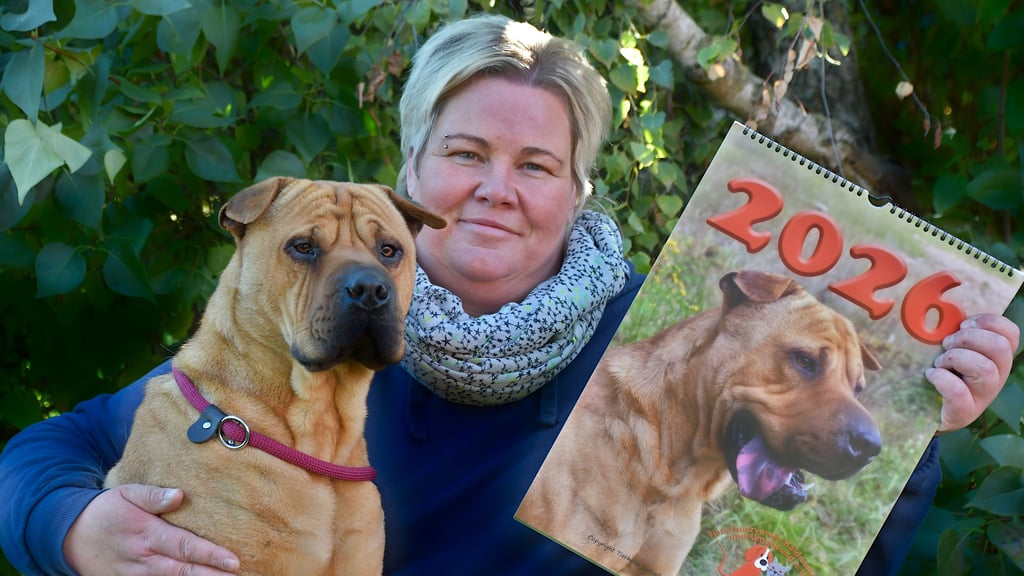 Ein starkes Team: Tierheimleiterin Kathrin Behrends und Fundhund Anton auf dem Titelblatt des neuen Kalenders 2026 vom Satueller Tierheim. Anton blickt trotz schwerem Start ins Leben nun voller Vertrauen in die Zukunft.