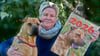 Ein starkes Team: Tierheimleiterin Kathrin Behrends und Fundhund Anton auf dem Titelblatt des neuen Kalenders 2026 vom Satueller Tierheim. Anton blickt trotz schwerem Start ins Leben nun voller Vertrauen in die Zukunft.