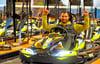 Finn Schley, der  Geschäftsführer von Findora, testet die neuen E-Karts im Indoor-Freizeitpark.