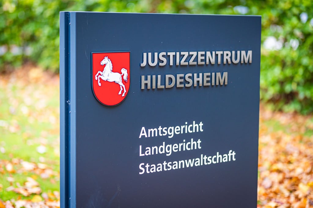 Das Amtsgericht Hildesheim hat auf Antrag der Staatsanwaltschaft Untersuchungshaftbefehl gegen den Tatverdächtigen erlassen. (S