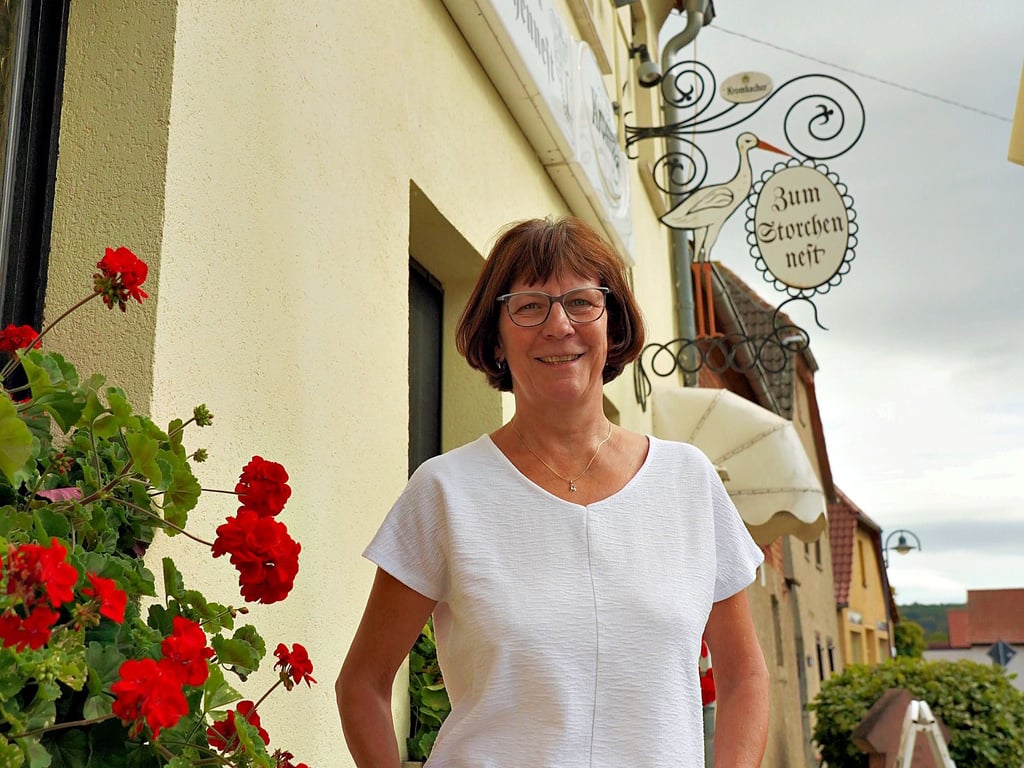 Katrin Nimmler vorm Restaurant „Zum Storchennest“ in Memleben.