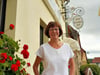 Katrin Nimmler vorm Restaurant „Zum Storchennest“ in Memleben. 