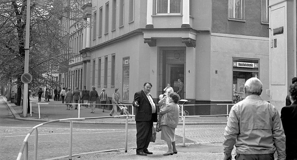 Im August 1988 bot sich von der Ecke der heutigen Schützenstraße, damals Thälmannstraße, dieser Blick zur Theater-Drogerie.