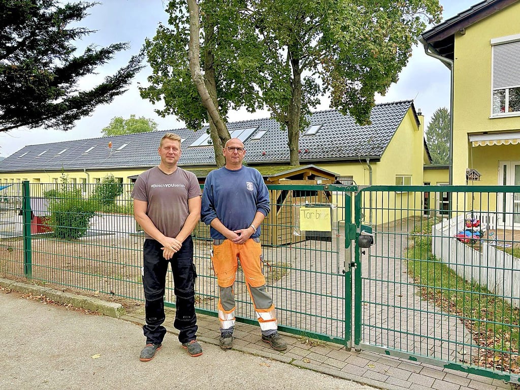 Ortsbürgermeister Henry Rousseau (l.) und Stadtwehrleiter Steffen Münter stehen an der ehemaligen Kita - dem Ort, wo die neue Wache entstehen soll.