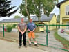 Ortsbürgermeister Henry Rousseau (l.) und Stadtwehrleiter Steffen Münter stehen an der ehemaligen Kita - dem Ort, wo die neue Wache entstehen soll.
