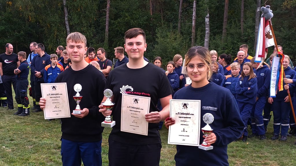 Bei der Jugend gewinnt das Team aus Nachterstedt den Siegerpokal. Dicht gefolgt von Haldensleben auf Platz zwei und von Gardelegen auf Platz drei.