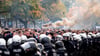 Aufeinandertreffen von Polizei und Fans bei einem Fußballspiel (Archivbild)