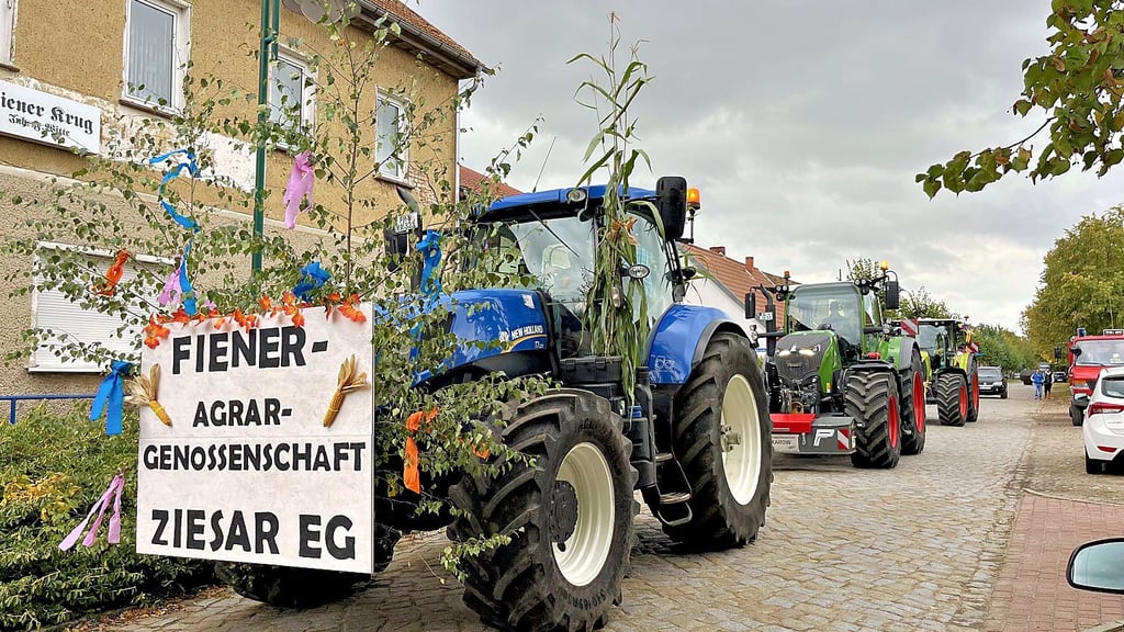 Agrartechnik der heutigen Zeit schließt den Erntedankumzug ab – die Fiener und die Karower Agrargenossenschaft sind dabei.