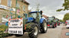 Agrartechnik der heutigen Zeit schließt den Erntedankumzug ab – die Fiener und die Karower Agrargenossenschaft sind dabei. 