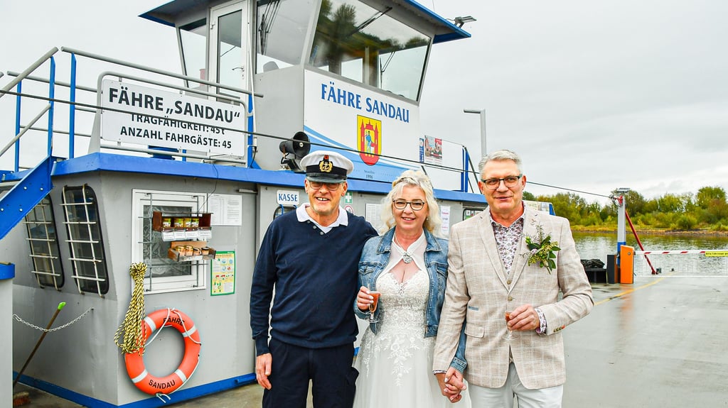 Mit Fährmann Maik Herrmann haben Heike und Thomas Hölscher aus Werben den Fototermin anlässlich ihrer Hochzeit auf der Fähre Sandau abgesprochen. Dort hatten sie sich vor drei Jahren erstmals gesehen.