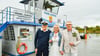 Mit Fährmann Maik Herrmann haben Heike  und Thomas Hölscher aus Werben den Fototermin anlässlich ihrer Hochzeit auf der Fähre Sandau abgesprochen. Dort hatten sie  sich vor drei Jahren erstmals gesehen. 