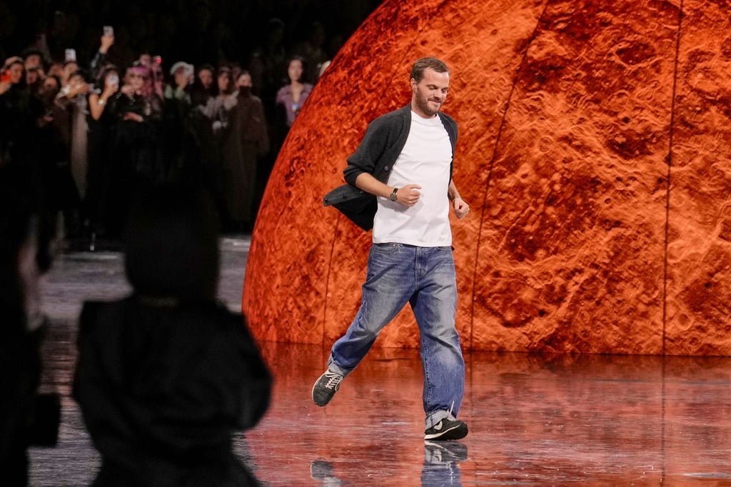 Matthieu Blazy bei der Präsentation der Chanel Frühjahr/Sommer 2026 Kollektion.