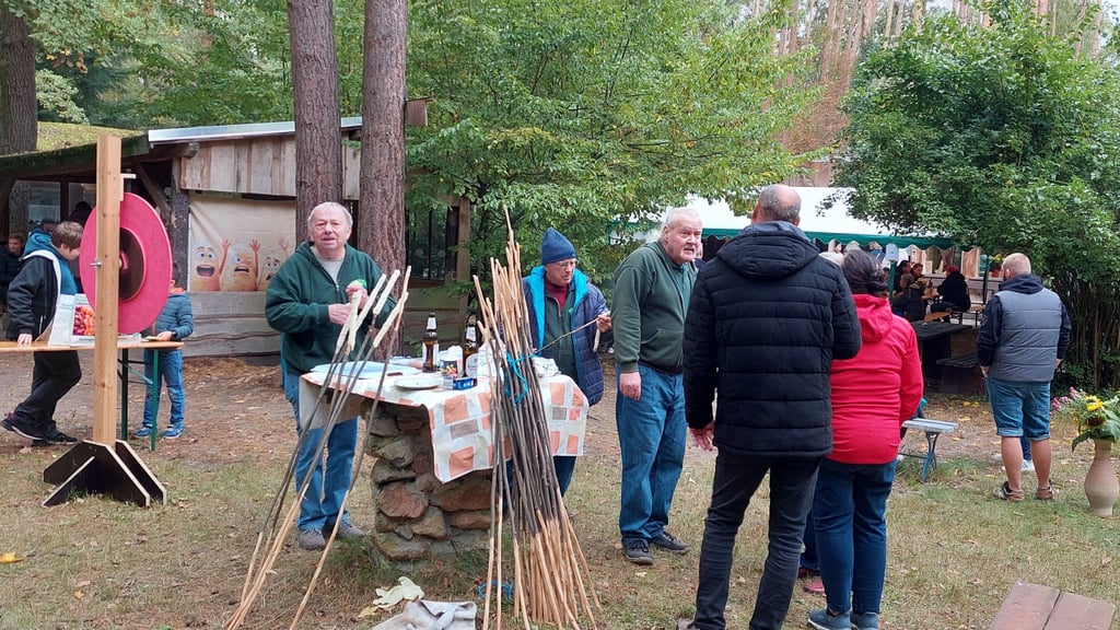 Rund 300 Besucher fanden am Sonntag den Weg zum Knollenfest an die Jagdhütte in Güsen.