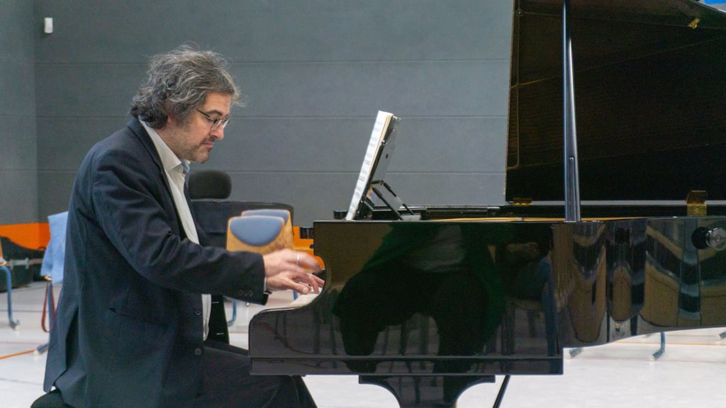 Jan Michael Horstmann, Chefdirigent der Mitteldeutschen Kammerphilharmonie, gibt eine kleine Konzerteinlage auf dem neuen Flügel in der Grundschule Pfeilergraben.