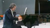 Jan Michael Horstmann, Chefdirigent der Mitteldeutschen Kammerphilharmonie, gibt eine kleine Konzerteinlage auf dem neuen Flügel in der Grundschule Pfeilergraben.